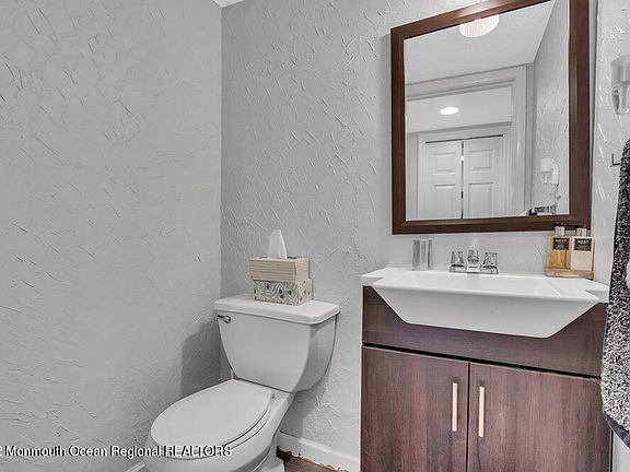 5th image of 132 Williamsburg Ln