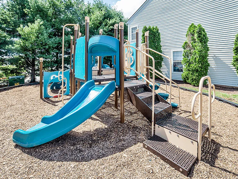 Riverside Manor Apartments — Photo 9