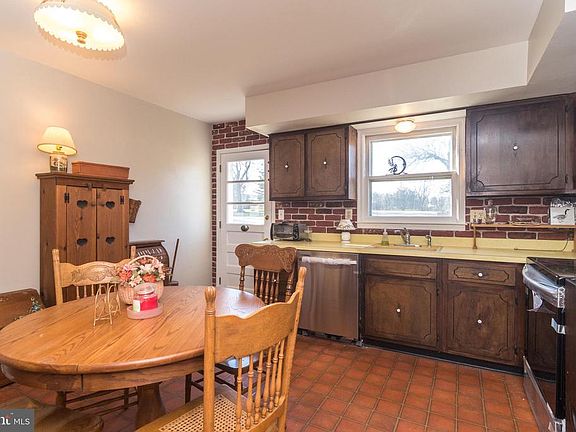 5th image of 7 Meadow Dr