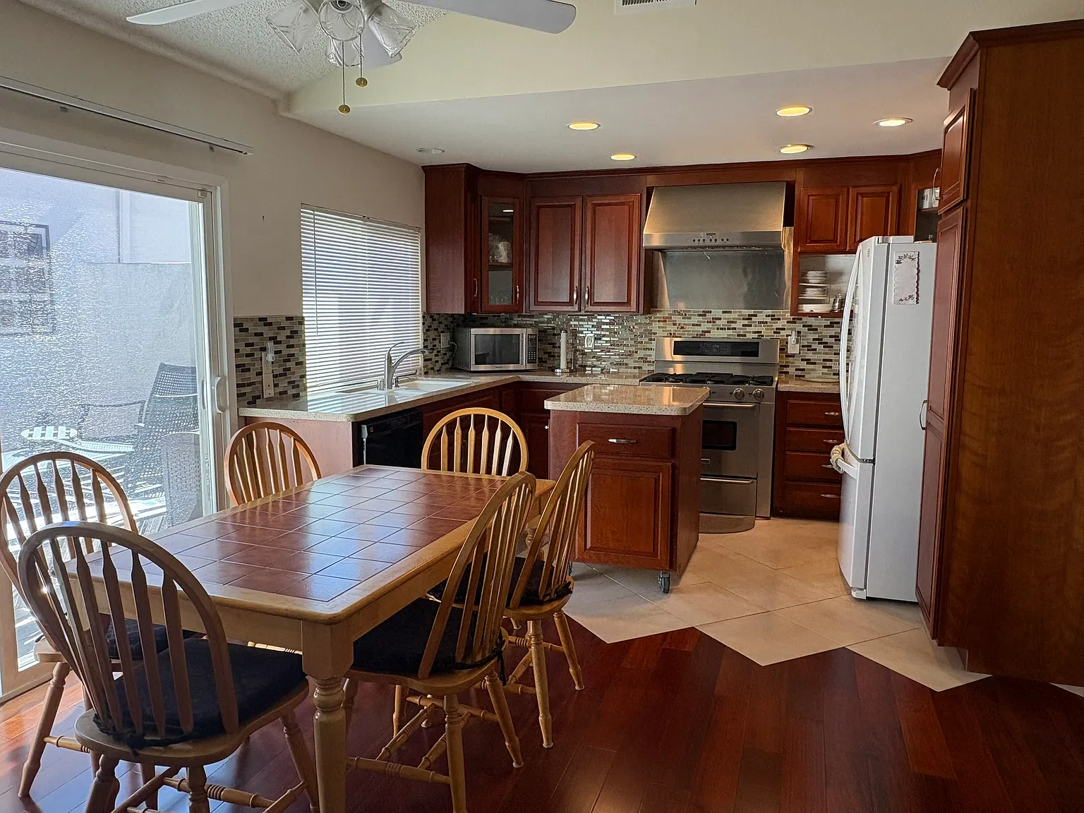 2 bed, 2.5 bath, 1283 sqft, $4,250 — Photo 4