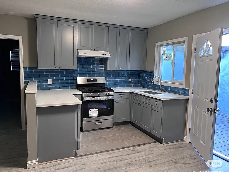 944 W Blue Ash Rd — Photo 2