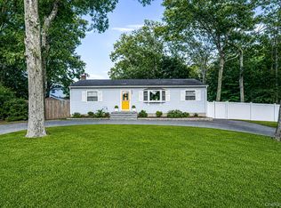 3 Newcomb Trl, Ridge, NY 11961