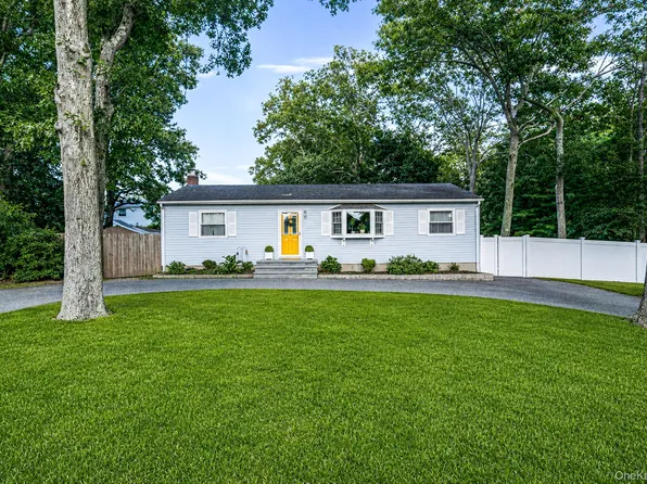 3 Newcomb Trail, Ridge, NY 11961