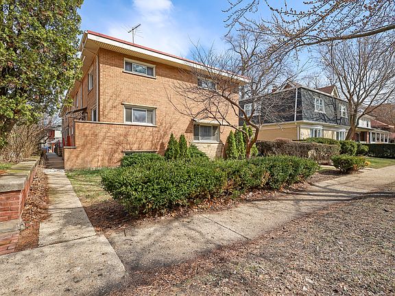 2nd image of 1414 W Sherwin Ave Unit A