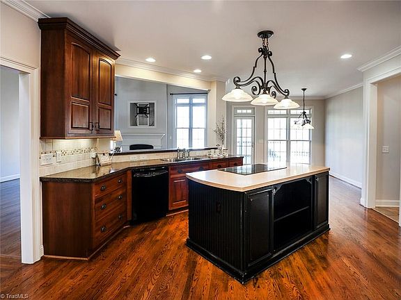 5th image of 2828 Brennen Ln