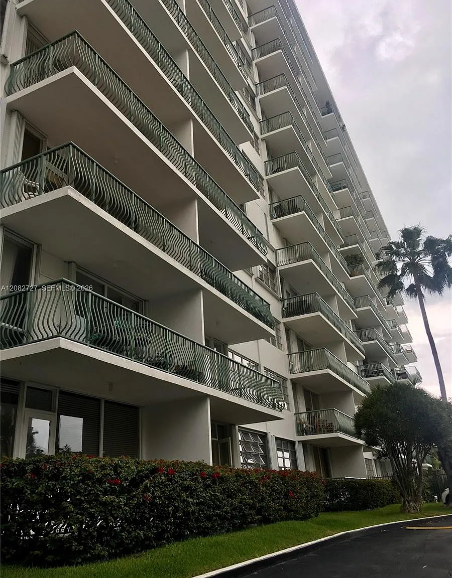 Brickell Bay Tower Condo — Photo 1