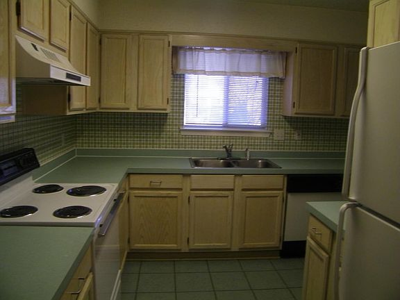4th image of 4 Cinderella Ct NW #A