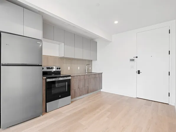 172-02 Hillside Avenue image 4 of 13