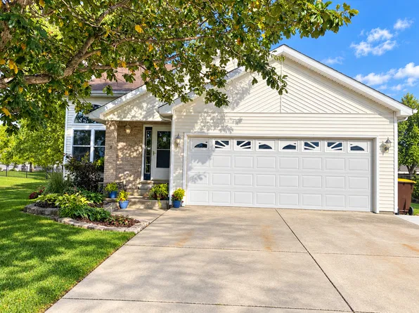 128 Windward Ln, Rochelle, IL 61068