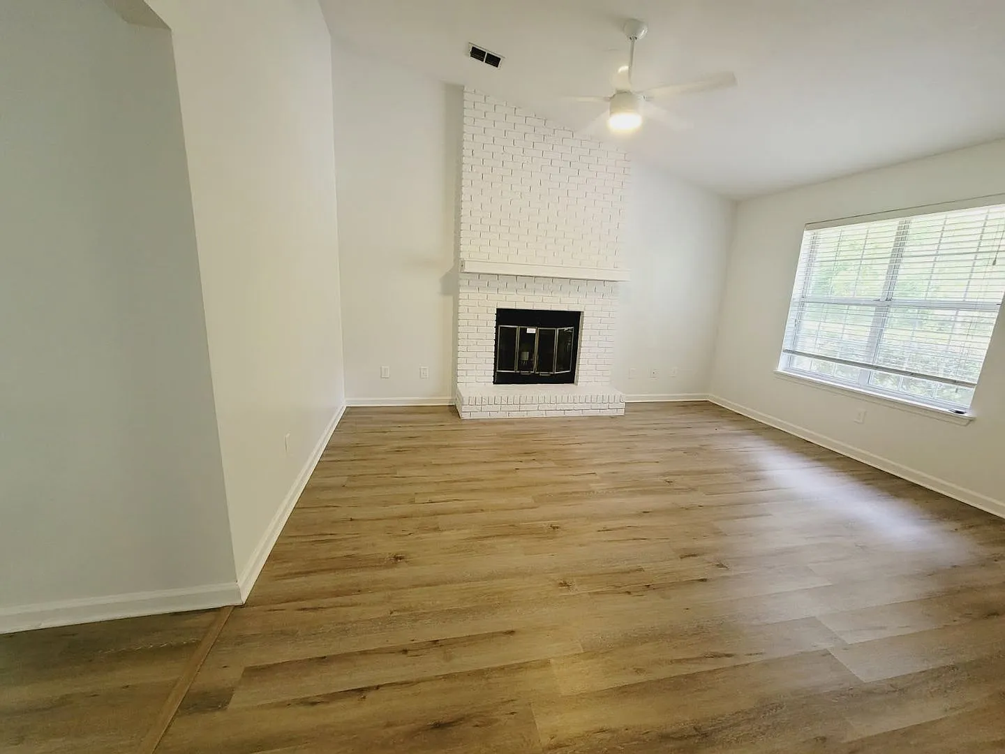 Gorgeous Se 2/2 W/ Huge Yard, Deck, Washer/Dryer, New Paint, & Lawn Maint Inc! Avail Now For $152... — Photo 3