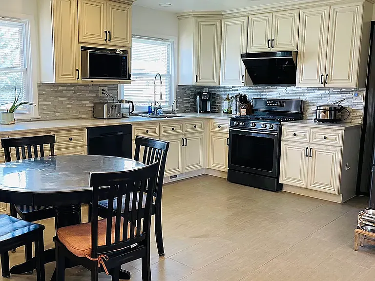 5 bed, 1965 sqft, $5,960 — Photo 4