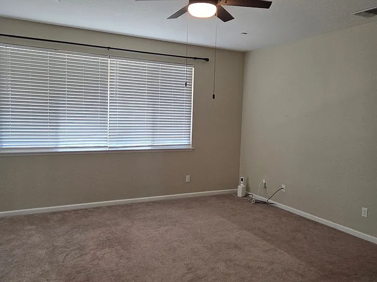 1443 Greenbrier Dr — Photo 5