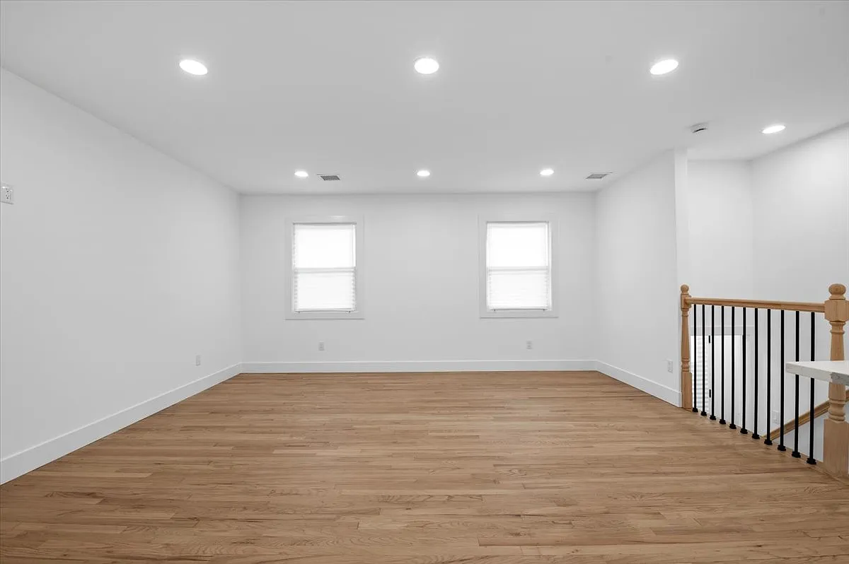3 bed, 1203 sqft, $4,300 — Photo 4