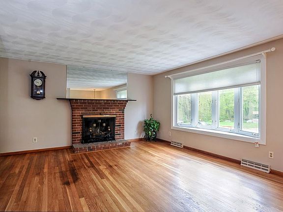 3rd image of 104 Ponderosa Dr
