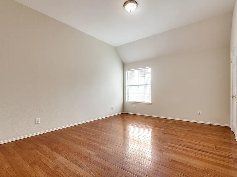 2904 Woods Dr — Photo 10