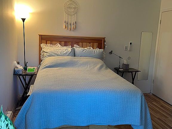 Master bedroom w/fullbath