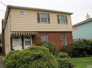 17 Fairmont Pl, Glen Cove, NY 11542
