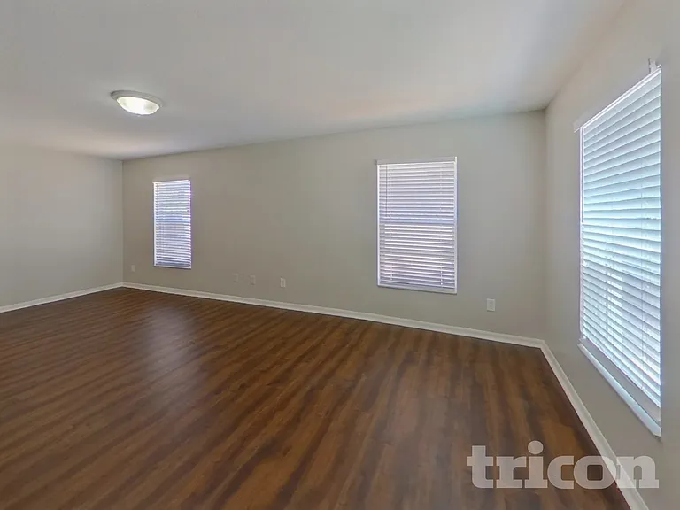 1002 E 108th Ave — Photo 3