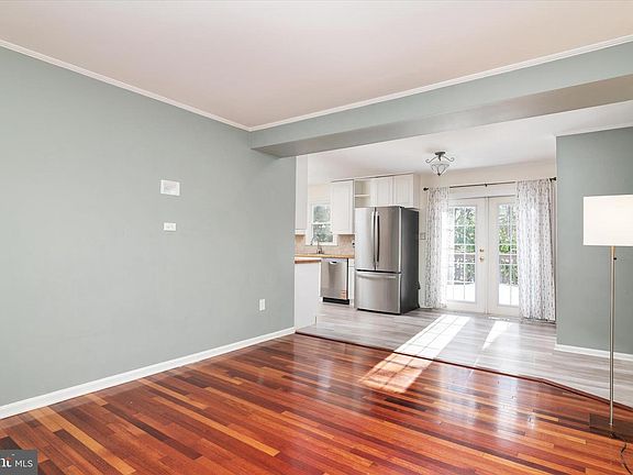 4th image of 1040 Hyde Park Dr