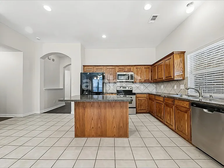 7501 Providence Dr — Photo 4