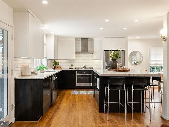 3rd image of 176 E Parkwood Rd