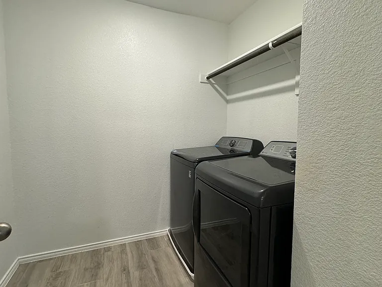 6033 Seguin Ct — Photo 17