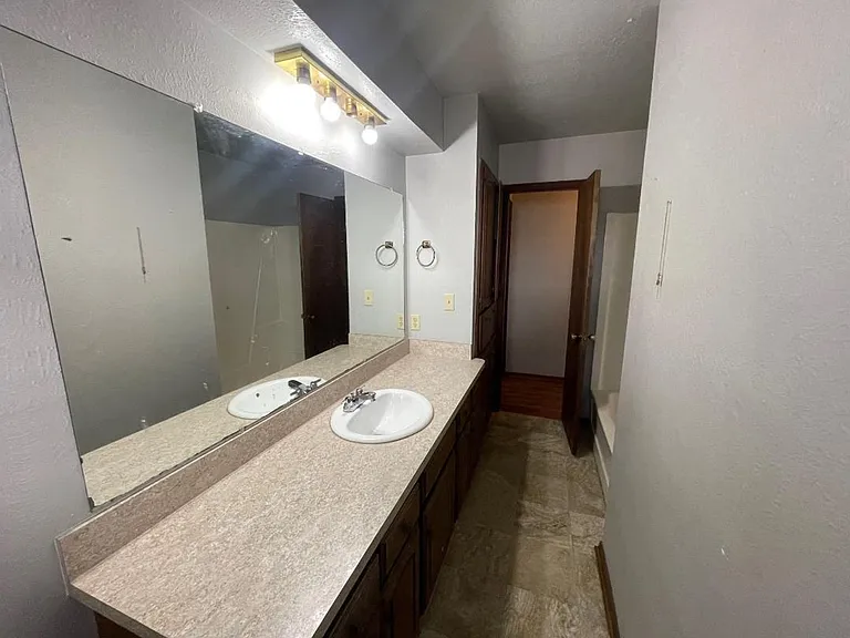 221 Skylark Ct — Photo 9
