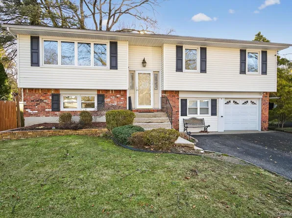 8 Stern Court, Huntington Station, NY 11746