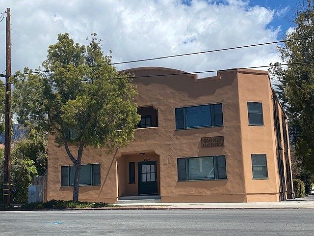 1st image of 2300 De La Vina St APT 3