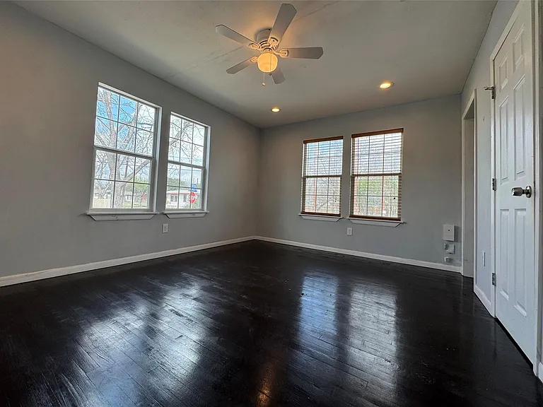 1402 Mardell St — Photo 7