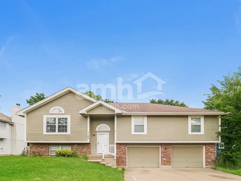 1106 SE Scenic Dr — Photo 1