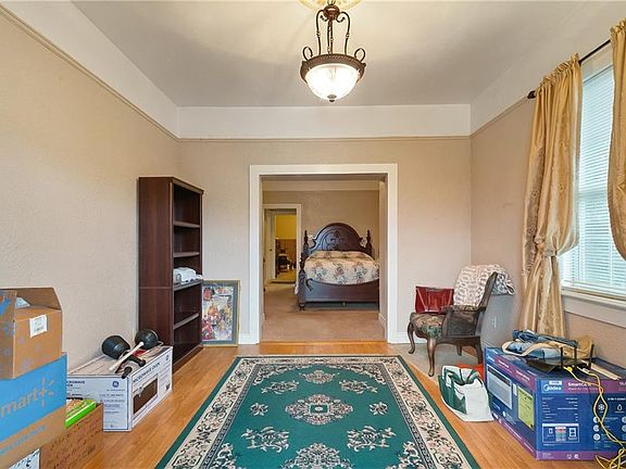 4th image of 2715 Acacia St