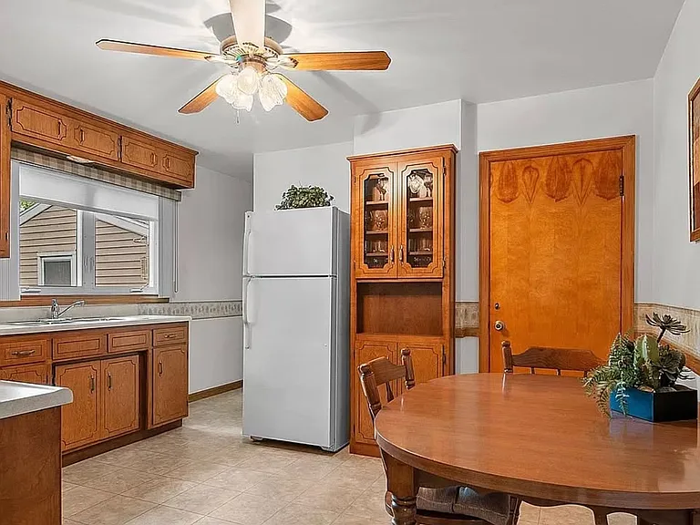 1586 Edison St — Photo 5