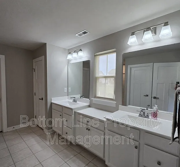2030 Sewall Ave SW — Photo 39