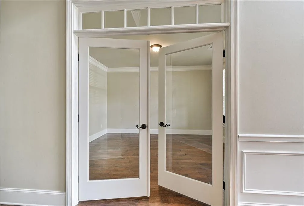 7 bed, 5.5 bath, 4920 sqft, $3,400 — Photo 2