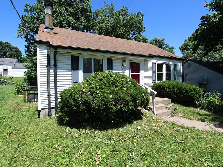 2437 Shannon Ave — Photo 3