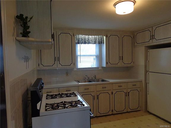 4th image of 188 Hinds St