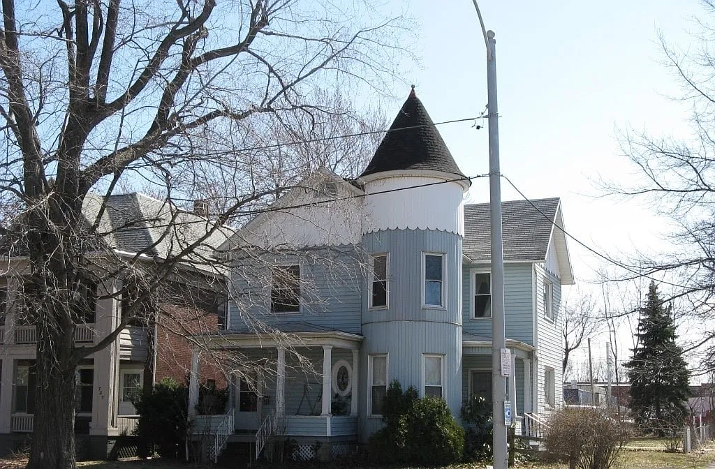 731 W 10th St photo 1