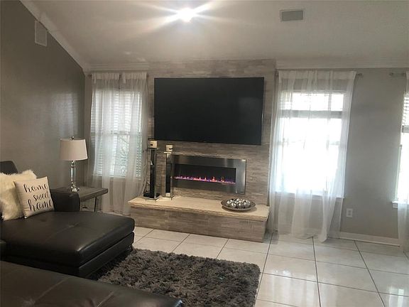3rd image of 4810 Creekridge Pl