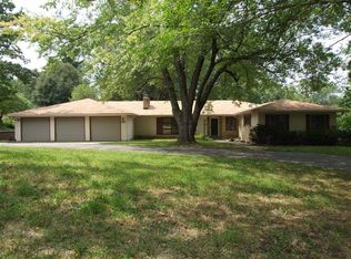 319 SW Woodbury Ln, Topeka, KS 66606