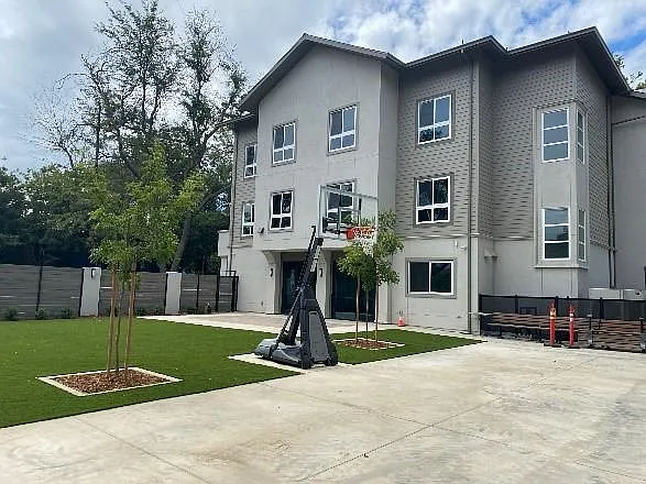 12 bed, 10300 sqft, $1,600 — Photo 4