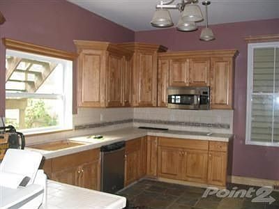 2nd image of 511 W Broadway St