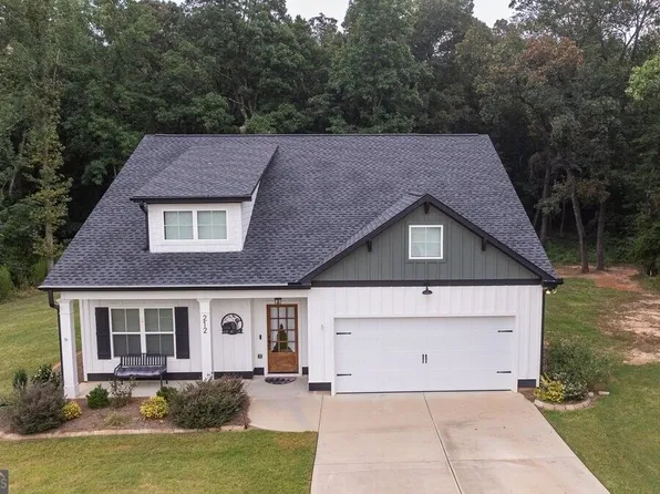 212 Live Oak Ln, Comer, GA 30629