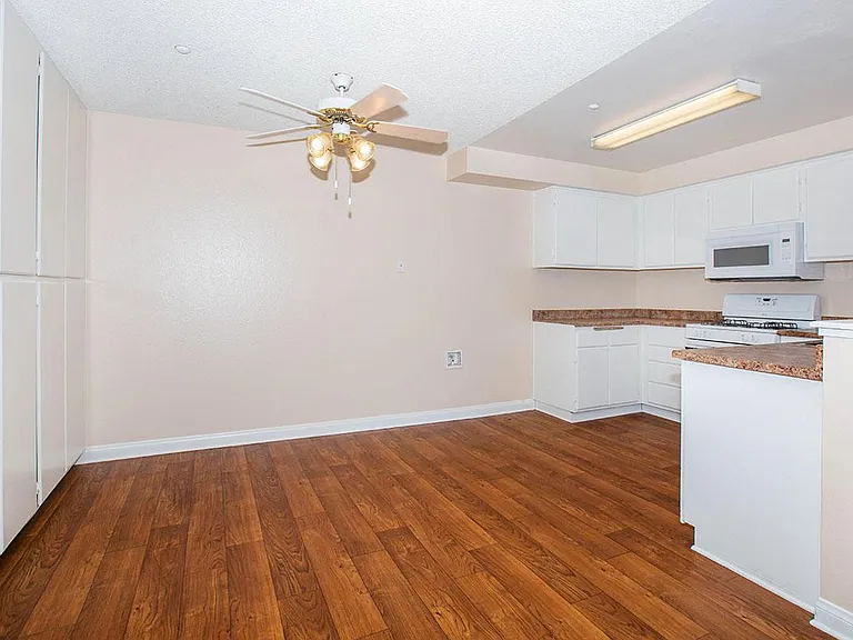 Sunset Pointe Apartments — Photo 14
