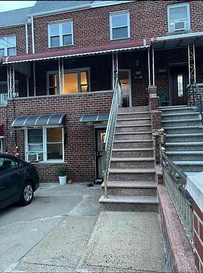 933 Brady Ave