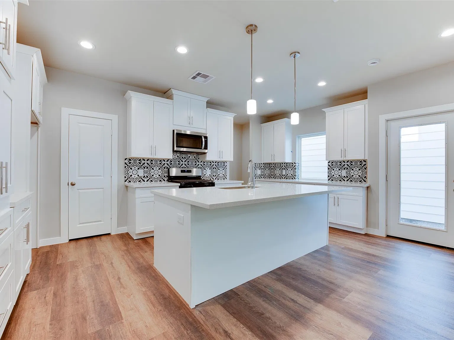 3 bed, 3.5 bath, 2180 sqft, $2,200 — Photo 4