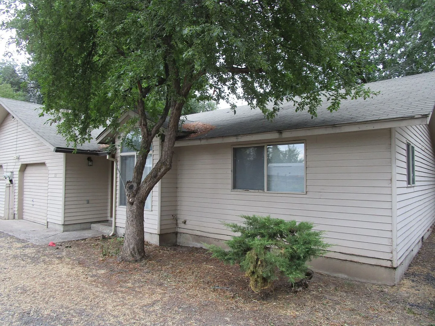 2 Bedroom Duplex Near Library - Water/Sewer Included! Available Mid-October! — Photo 1