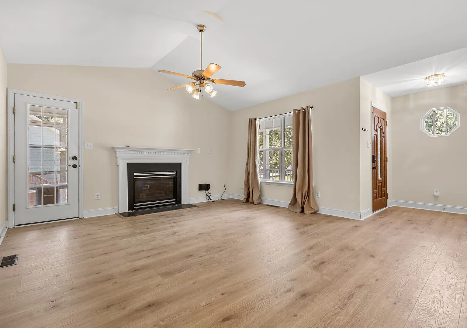 Newly renovated 3 bedroom with fenced yard and screened porch! — Photo 2