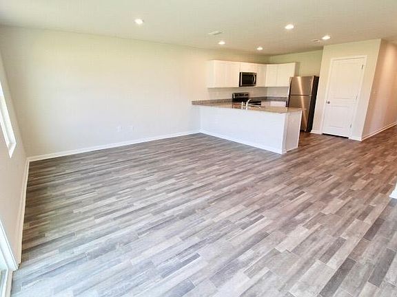 2nd image of 571 Whispering Creek Ave