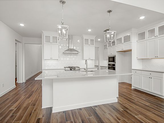 Kitchen with vast island pendant lights